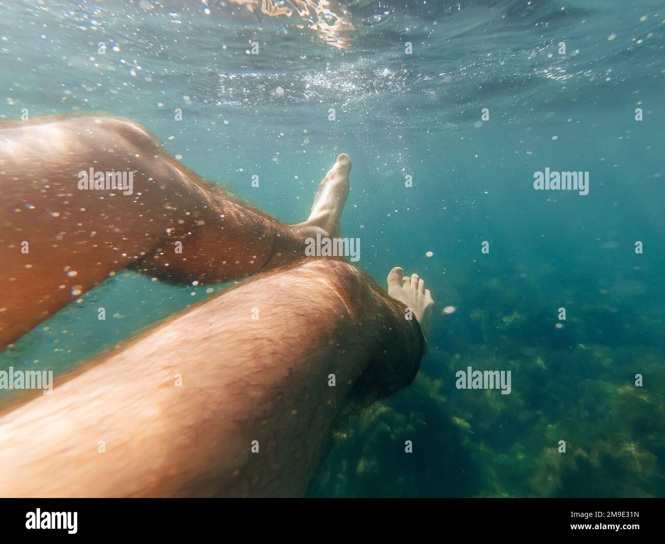 Männlicher Unterwasserfußschwimmer im Urlaub beim Schnorcheln beim Seetauchen Stockfoto