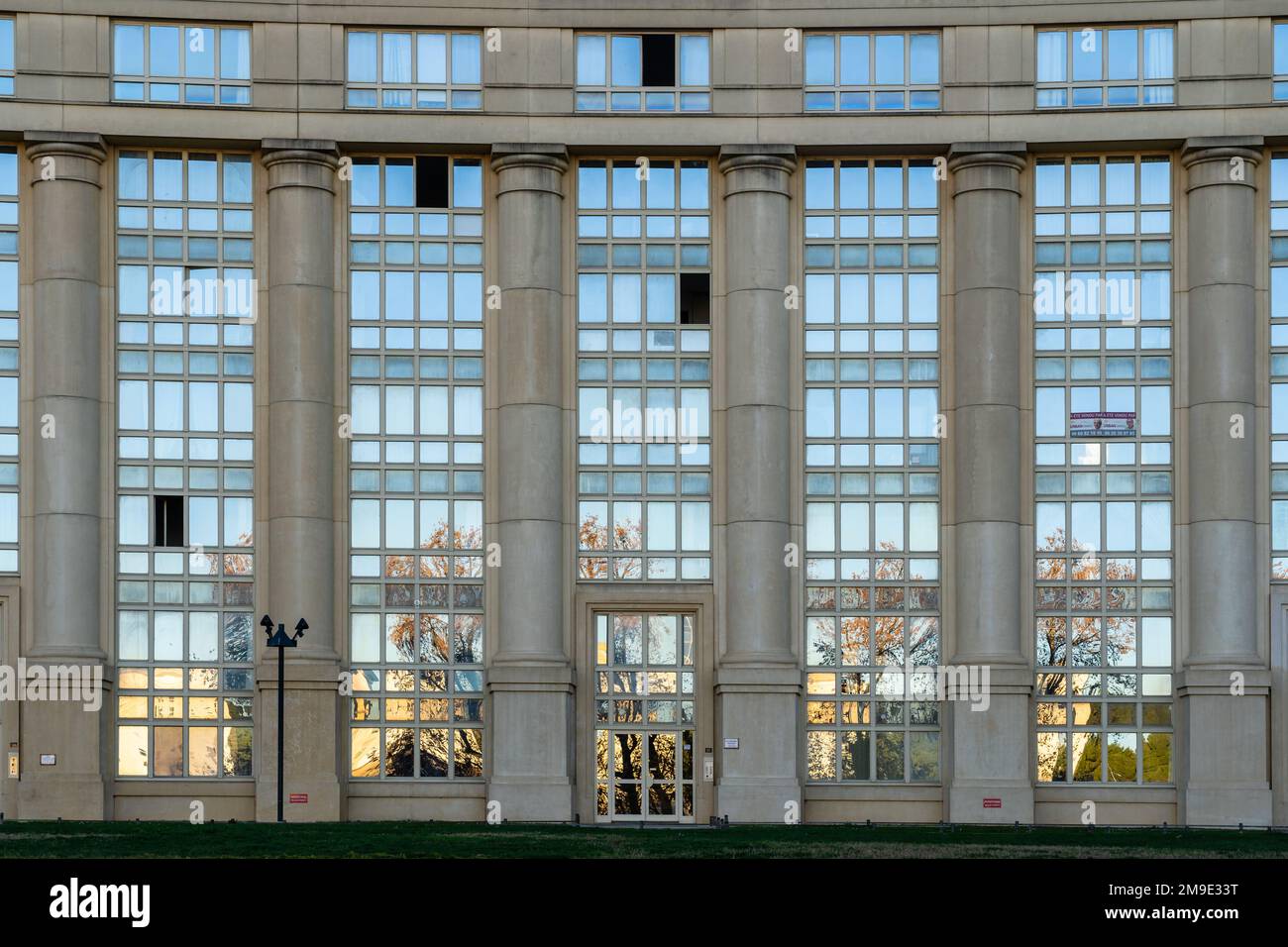 Montpellier, Frankreich - 01 05 2023 : Landschaftsansicht der postmodernen Gebäudefassade mit Reflexion von Ricardo Bofill im berühmten Antigone-Viertel Stockfoto
