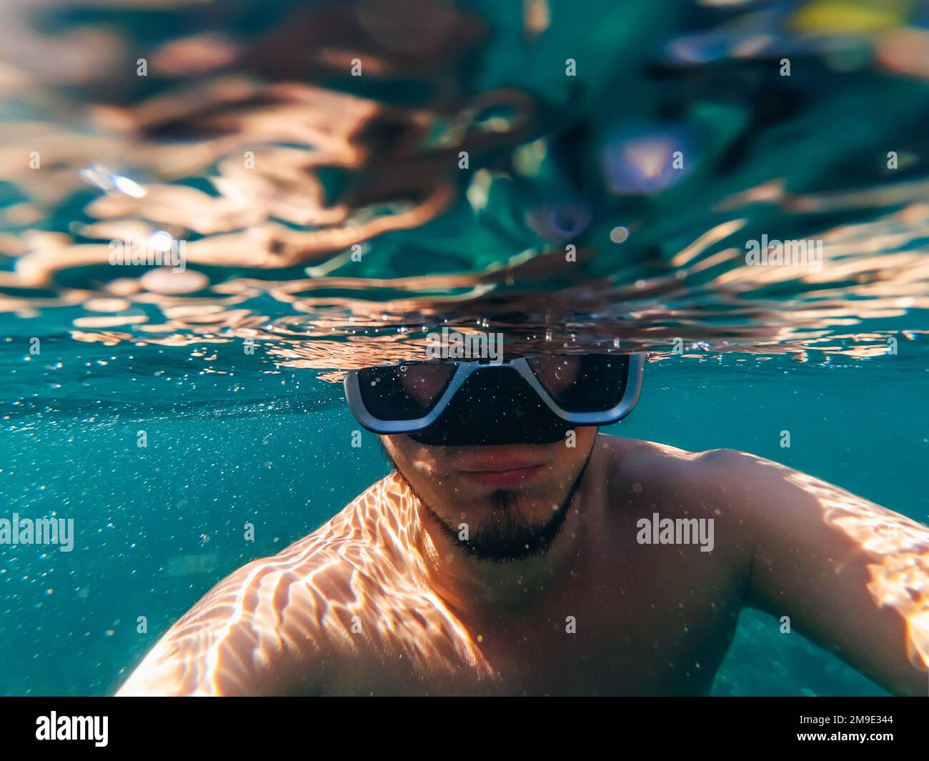 Unter Wasser schnorchelt der Taucher mit Maske und macht ein Selfie von Ihrem Gesicht Stockfoto
