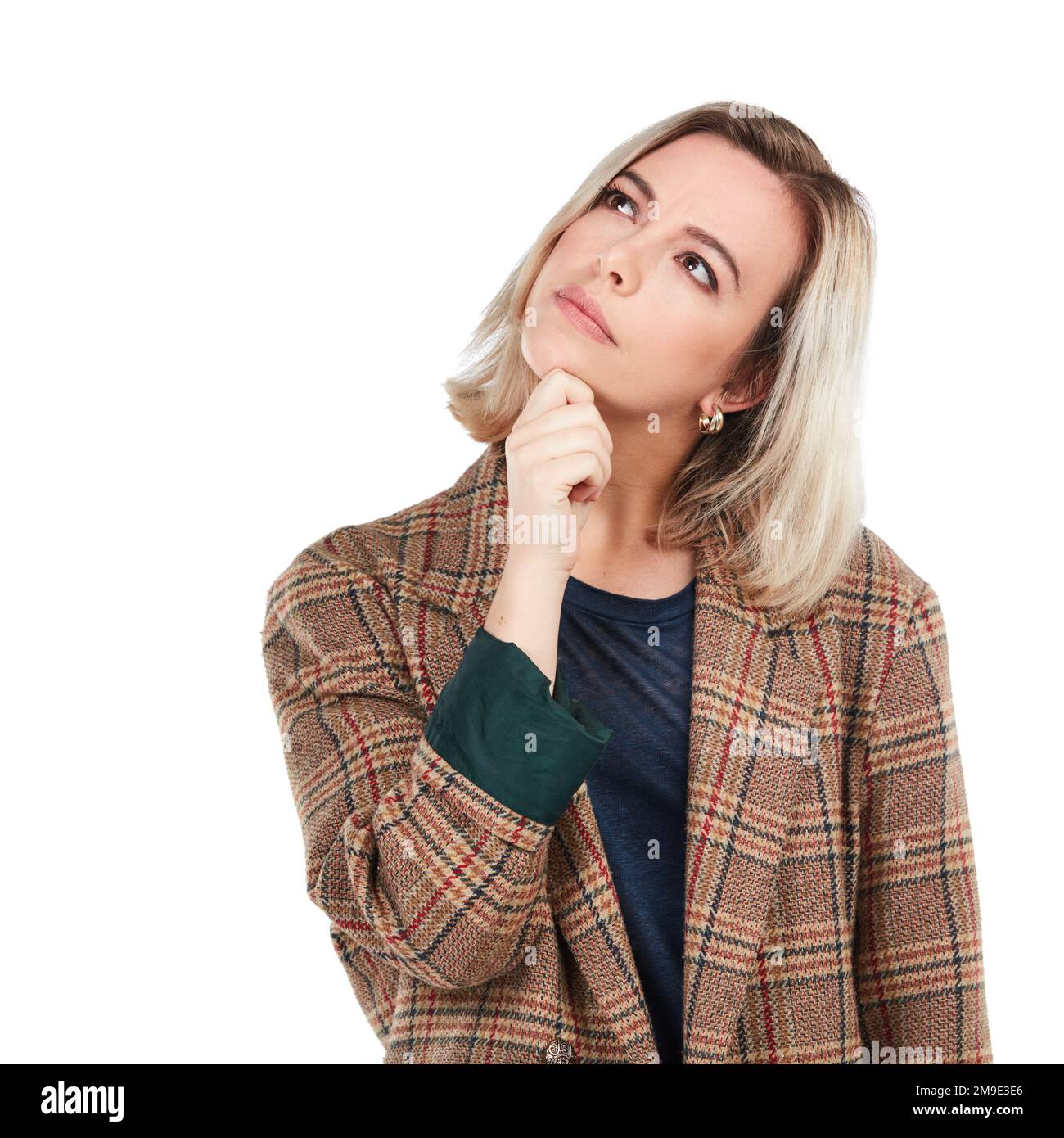 Denken, Modell und Logo einer Frau im Studio isoliert auf weißem Hintergrund für das Branding. Idee, Marketing und Werbung mit einer Frau, die posiert Stockfoto