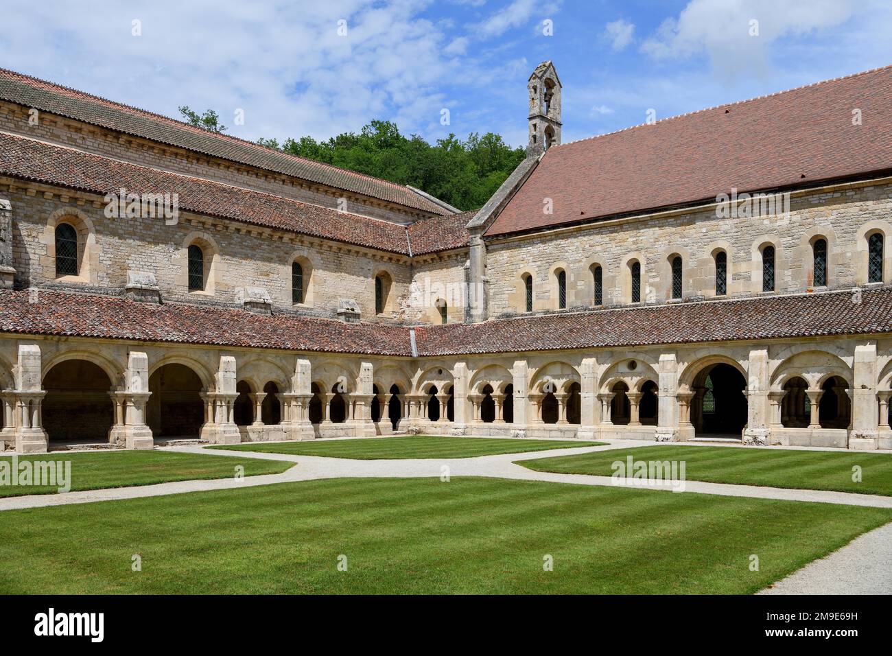 Kreuzgang der Zisterzienserabtei Fontenay, UNESCO-Weltkulturerbe, Cote d'Or, Burgund, Frankreich Stockfoto
