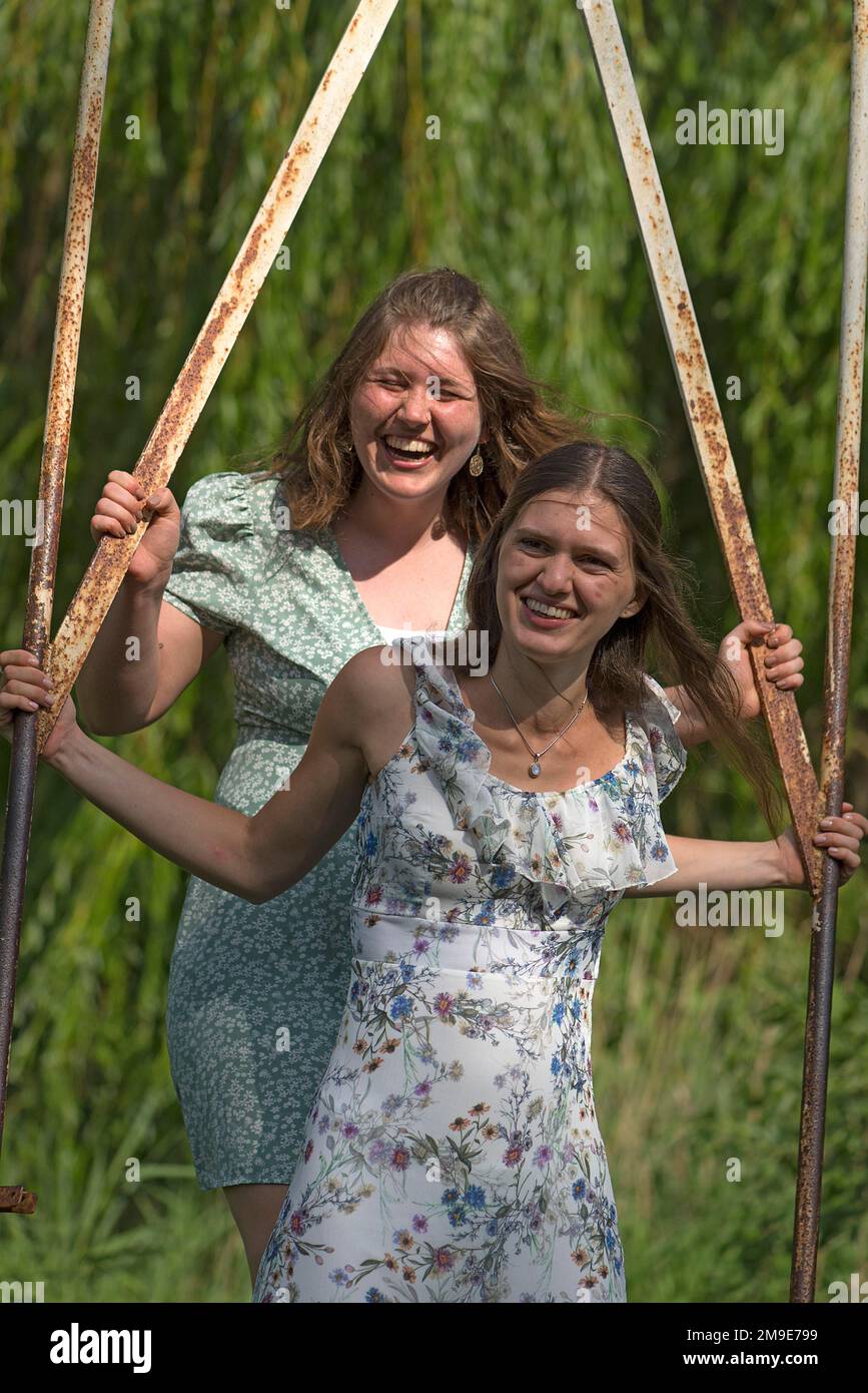 Zwei junge Mädchen, die schwingen, Mecklenburg-Vorpommern, Deutschland Stockfoto