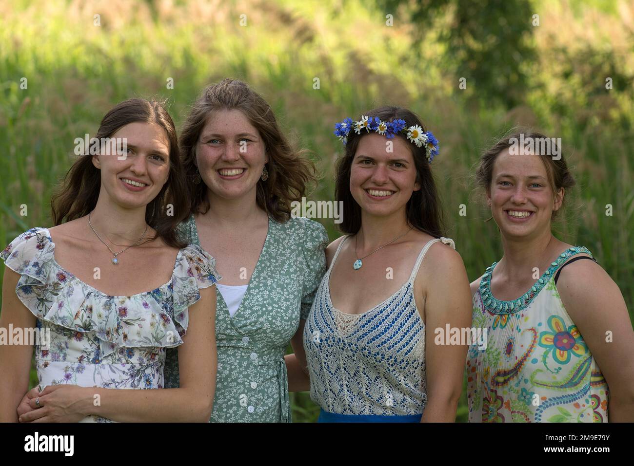 Vier junge, lachende Frau in festlichen Kleidern, Mecklenburg-Vorpommern, Deutschland Stockfoto