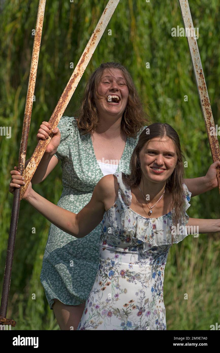 Zwei junge Mädchen, die schwingen, Mecklenburg-Vorpommern, Deutschland Stockfoto