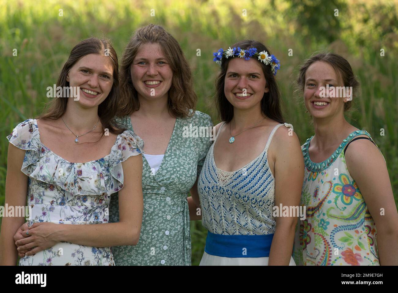 Vier junge, lachende Frau in festlichen Kleidern, Mecklenburg-Vorpommern, Deutschland Stockfoto
