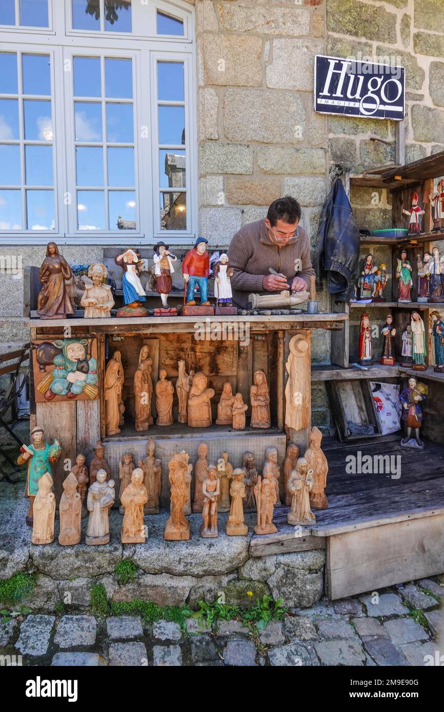 Auf dem Dorfplatz, Locronan, wurden bretonische Figuren geschnitzt, die als eines der schönsten Dörfer Frankreichs bezeichnet wurden, die Finistere Penn-ar-Bed-Abteilung Stockfoto