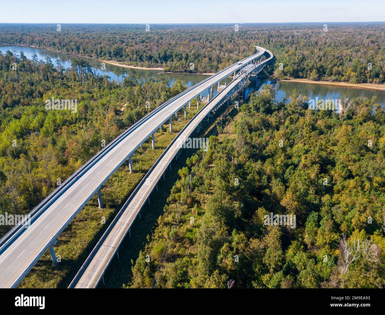 Die Trammellbrücke über den Apalachicola River in Florida, USA, aus der Vogelperspektive Stockfoto