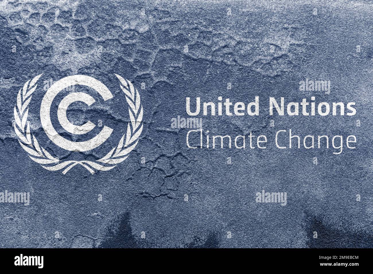 Die Flagge der Vereinten Nationen, Logo des Klimawandels (UNFCCC) auf einer schmuddeligen, rissigen Wand. 5. Januar 2023, London, Großbritannien. Stockfoto