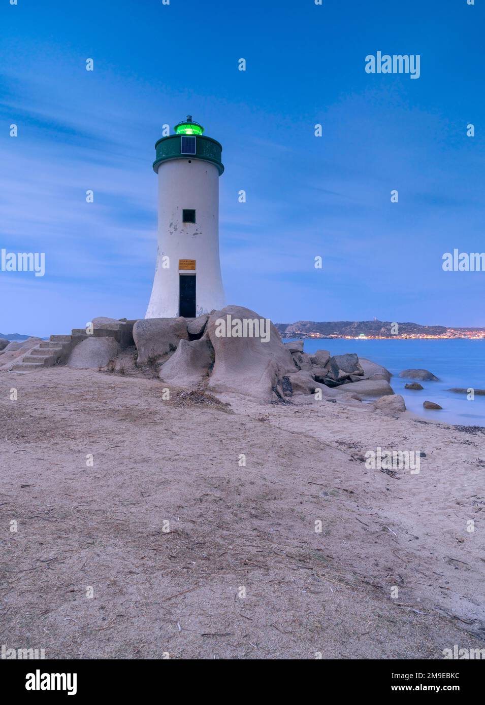 Leuchtturm am Strand bei Blue Hour, Santa Teresa di Gallura, Tempio Tausania, Sardinien, Italien Stockfoto