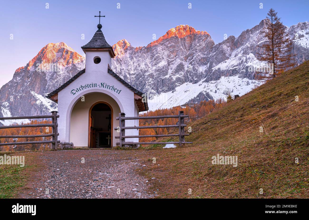 Kapelle vor dem Bergpanorama im Herbst, Schnee, Dachstein Kircherl, hoher Dachstein, Brandalm, Nördliche Kalksteinalpen, Dachsteingebirge Stockfoto