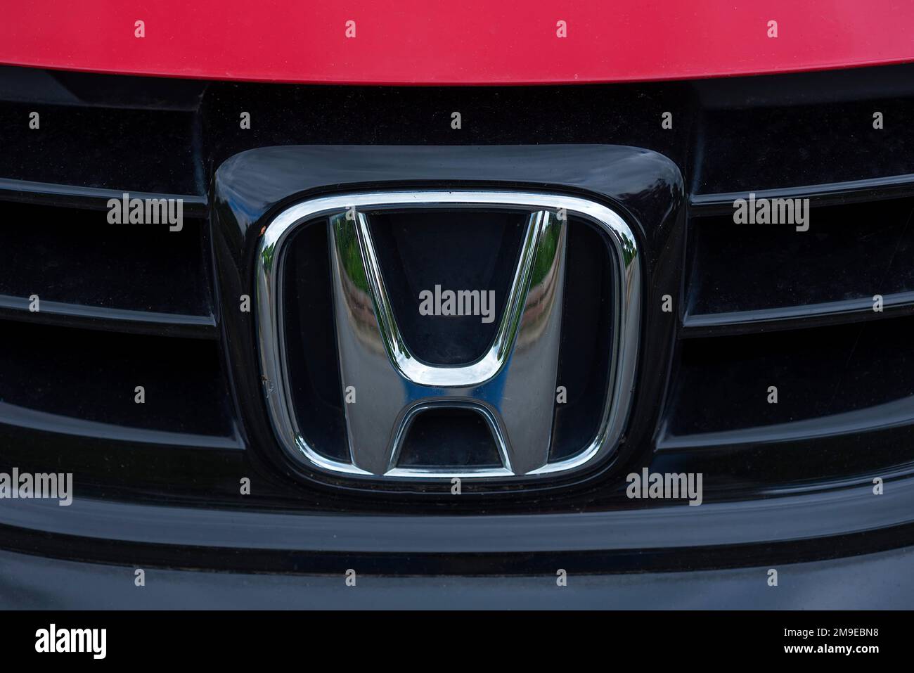 Symbolisches Zeichen der Fahrzeugmarke Honda, Bayern, Deutschland Stockfoto