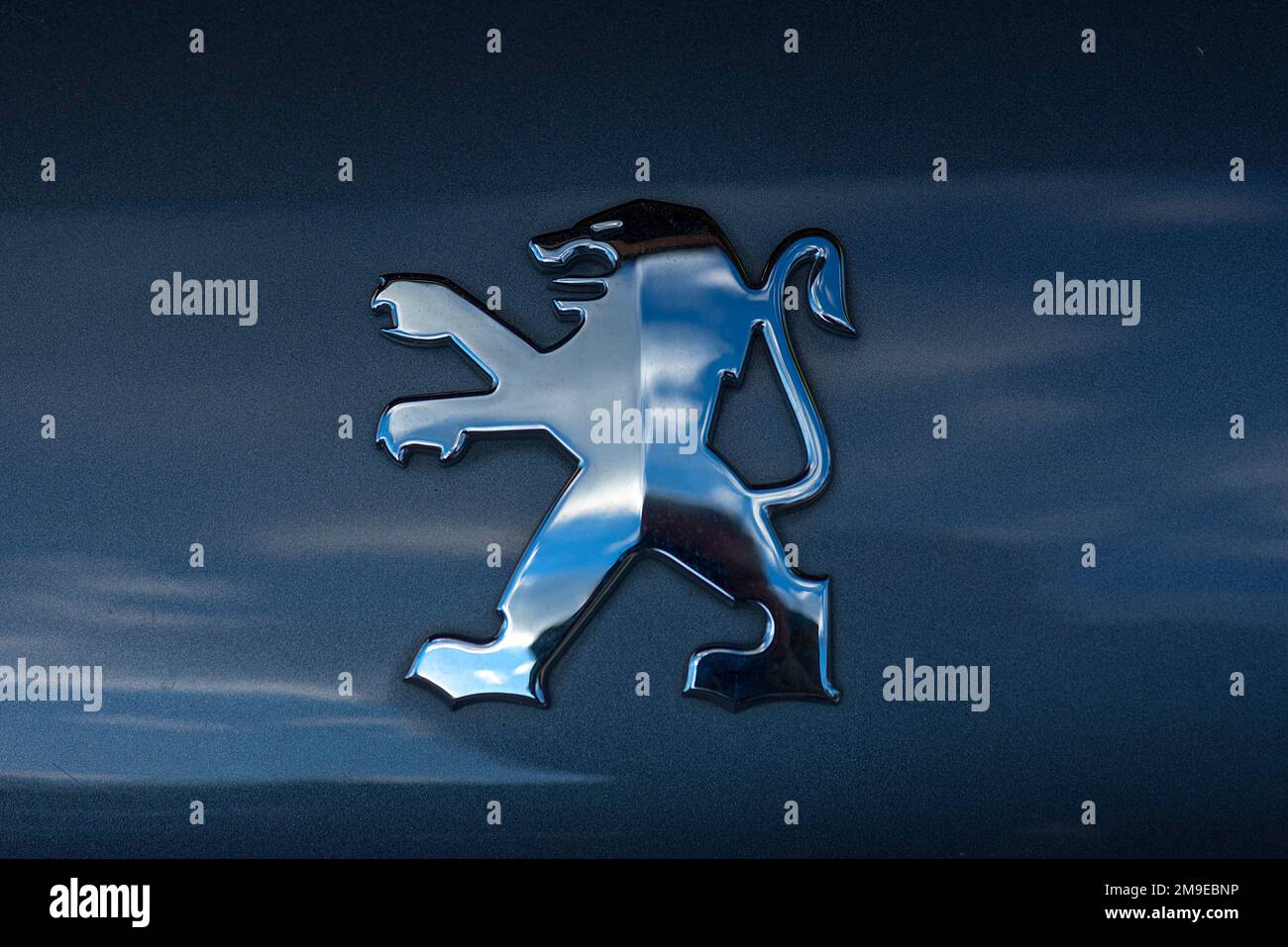 Symbolisches Zeichen der Automarke Peugeot Bavaria Stockfoto