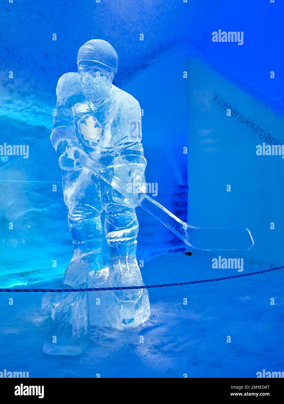 Eine Eisskulptur, die die Eishockeylegende Borje Salming im Icehotel in Jukkasjarvi, Schweden, im Januar in einem Trikot aus Toronto Maple Leafs darstellt Stockfoto