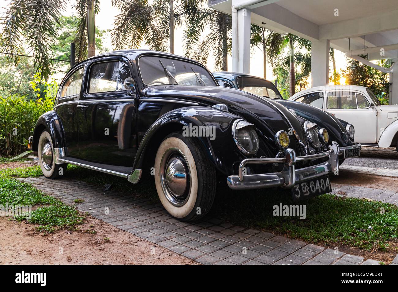 Colombo, Sri Lanka - 30. November 2021: Vintage Black Volkswagen Kafer steht auf einem Parkplatz Stockfoto