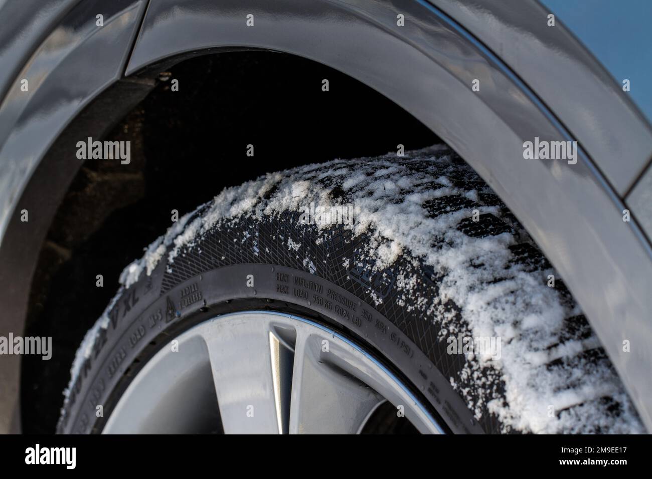Nahaufnahme von Auto-Winterreifen. Details der Winterreifen auf der schneebedeckten Straße. Stockfoto