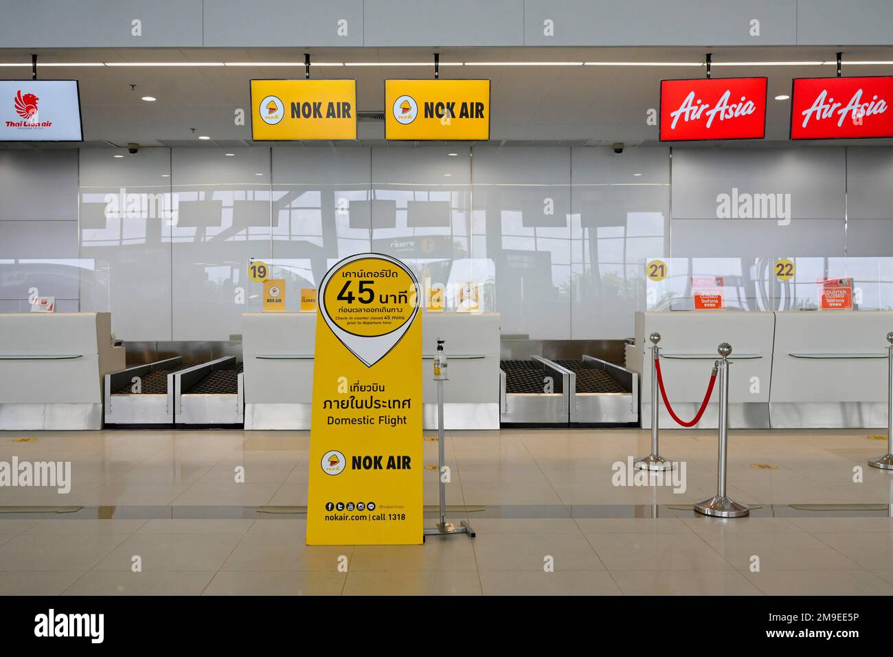 Check-in-Schalter am Flughafen Thai Lion Air, NOK Air und Air Asia, Khon Kaen, Thailand Stockfoto