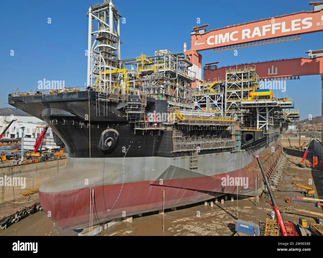 YANTAI, CHINA - 18. JANUAR 2023 - Ein großes schwimmendes Produktions-, Lager- und Entladetankschiff befindet sich im Bau auf der Baustelle von CIMC Raffles Stockfoto