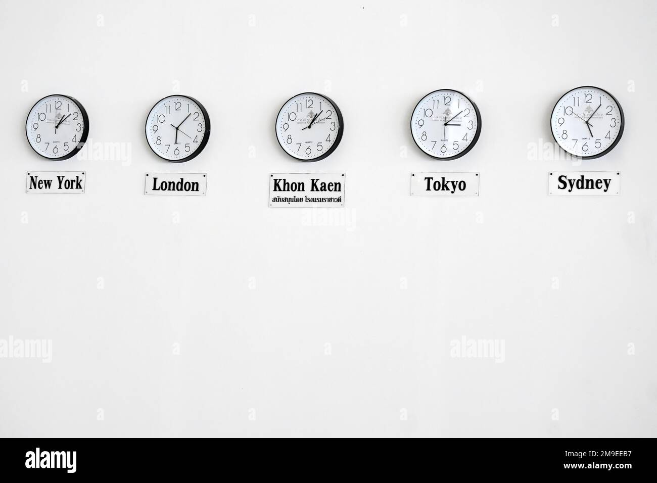 Wanduhren Städte Zeitzonen, Khon Kaen, Thailand Stockfoto