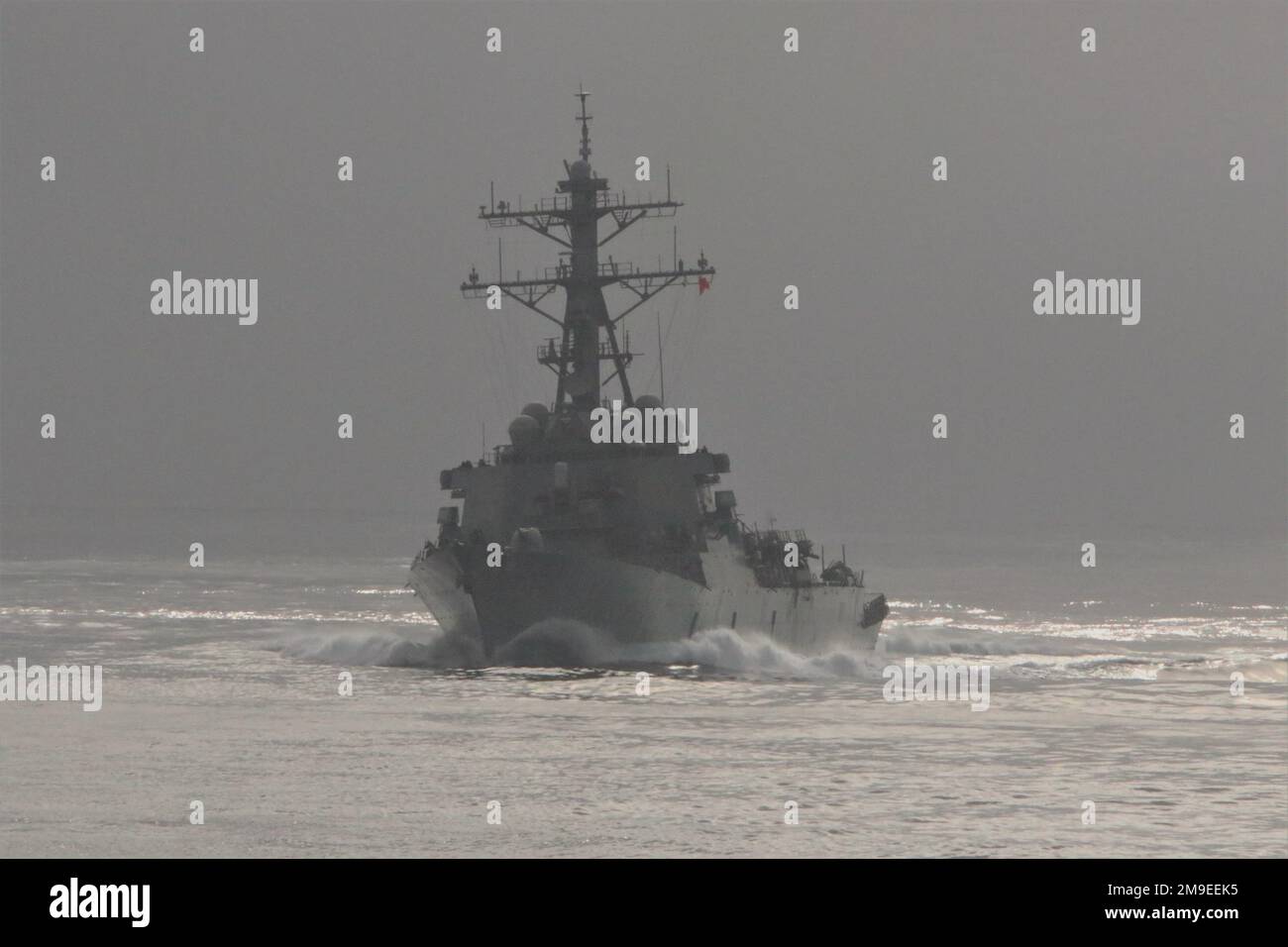 PAZIFIK (20. Mai 2022) USS Stethem (DDG 63) fährt hinter der USS Paul Hamilton (DDG 60). Stockfoto