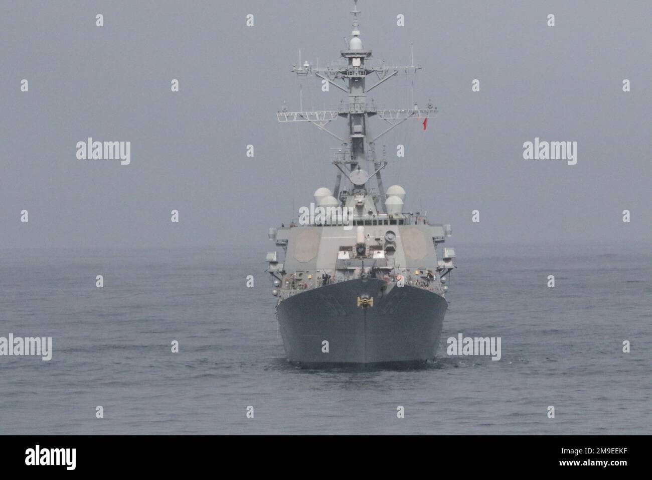 PAZIFIK (20. Mai 2022) USS Stethem (DDG 63) fährt hinter der USS Paul Hamilton (DDG 60). Stockfoto