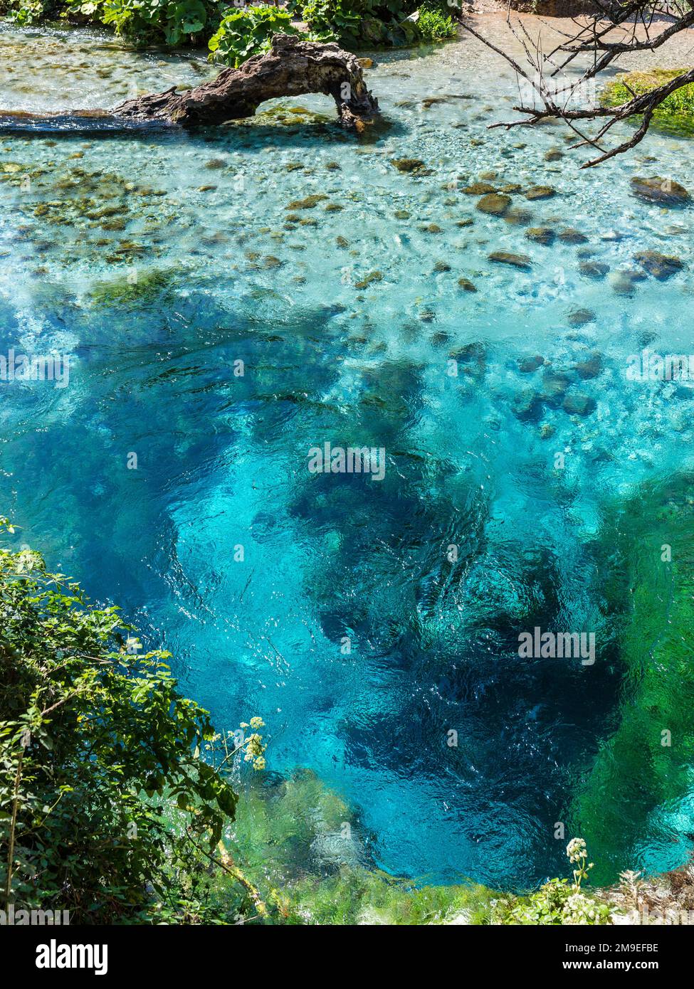 Die Blauaugenquelle (Syri i Kalter) liegt in der Nähe von Sarande im Vlore-Land im Süden Albaniens und ist über 50 Meter tief und hat eine durchsichtige, frische Wa Stockfoto