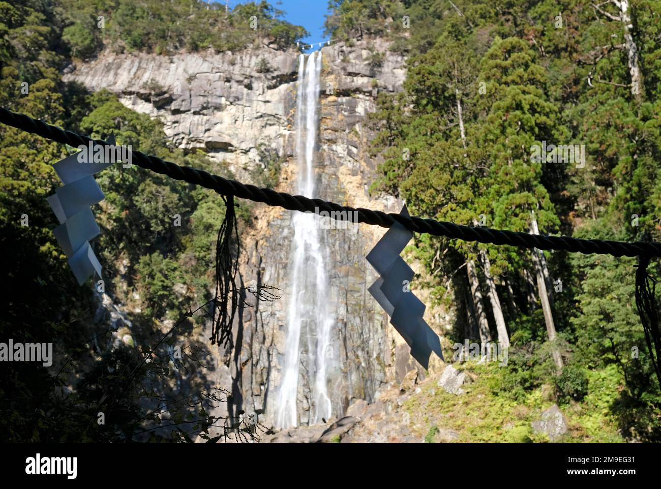 Nachi-Wasserfall bei Kii-Katsuura in Japan an einem sonnigen Tag Stockfoto
