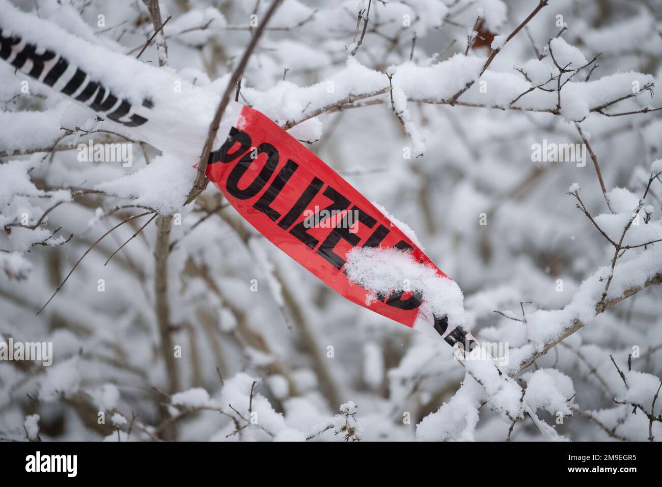 Reutlingen, Deutschland. 18. Januar 2023. Eine Polizeisperre liegt im Schnee vor einem Gebäude einer Pflegefamilie in Reutlingen. Nach der Brandkatastrophe in einem Pflegeheim für psychisch Kranke, in dem drei Bewohner in Reutlingen ums Leben kamen, ist die Brandursache noch unklar. Kredit: Christoph Schmidt/dpa/Alamy Live News Stockfoto