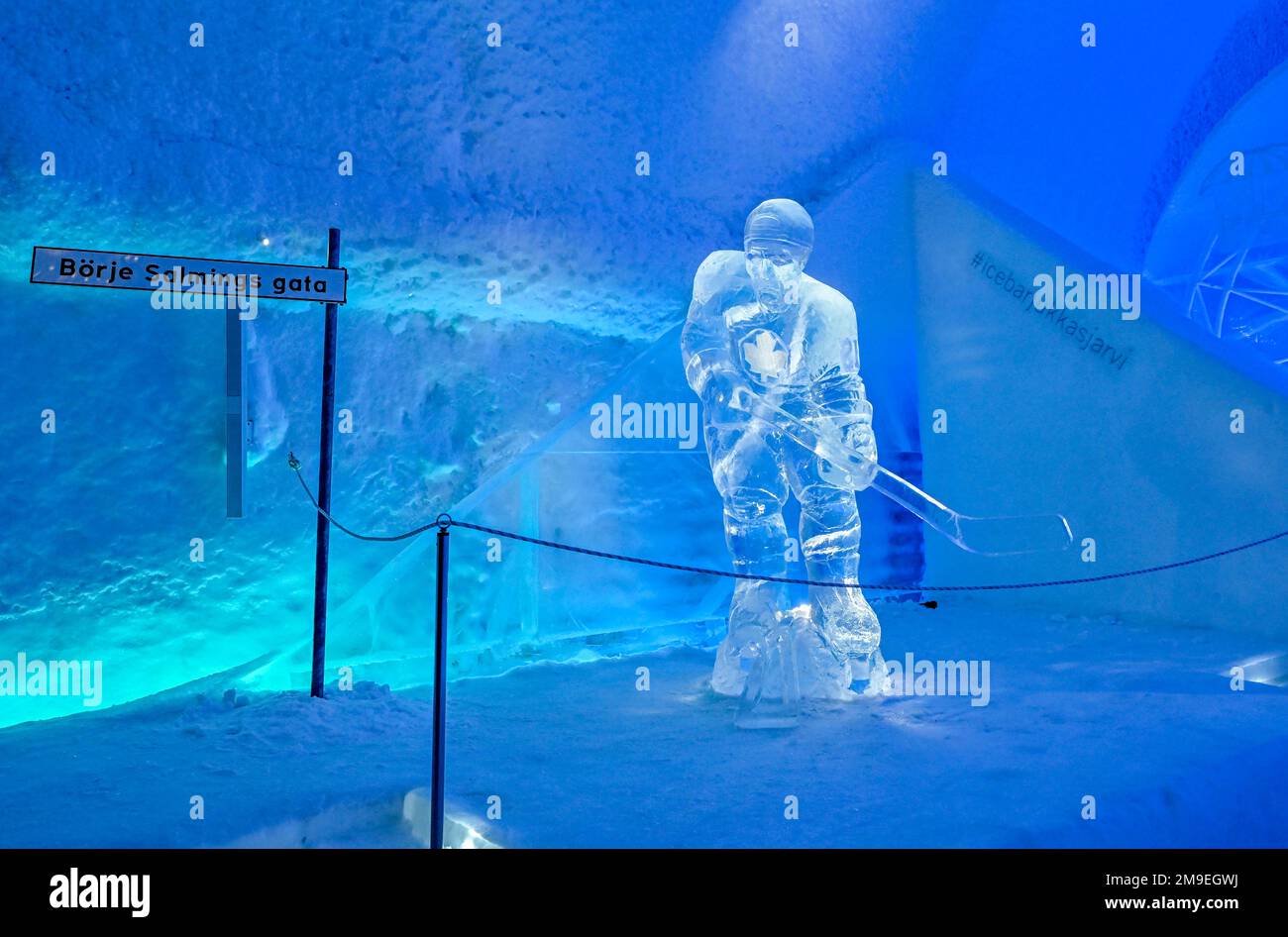 Eine Eisskulptur, die die Eishockeylegende Borje Salming im Icehotel in Jukkasjarvi, Schweden, im Januar in einem Trikot aus Toronto Maple Leafs darstellt Stockfoto