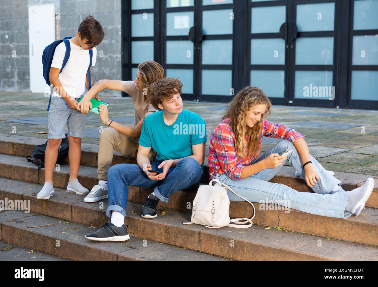 Teenager, die während der Schulferien ihr Smartphone benutzen Stockfoto