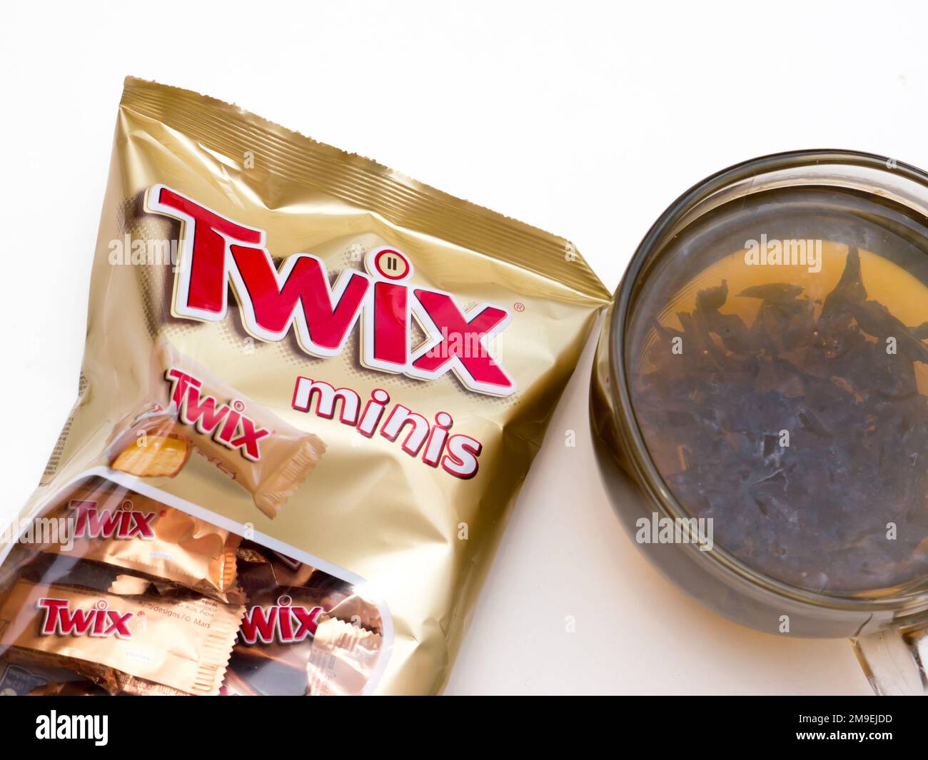 Twix Minis Keksriegel auf weißem Hintergrund.Twix ist ein Schokoladenriegel von Mars, Inc Stockfoto