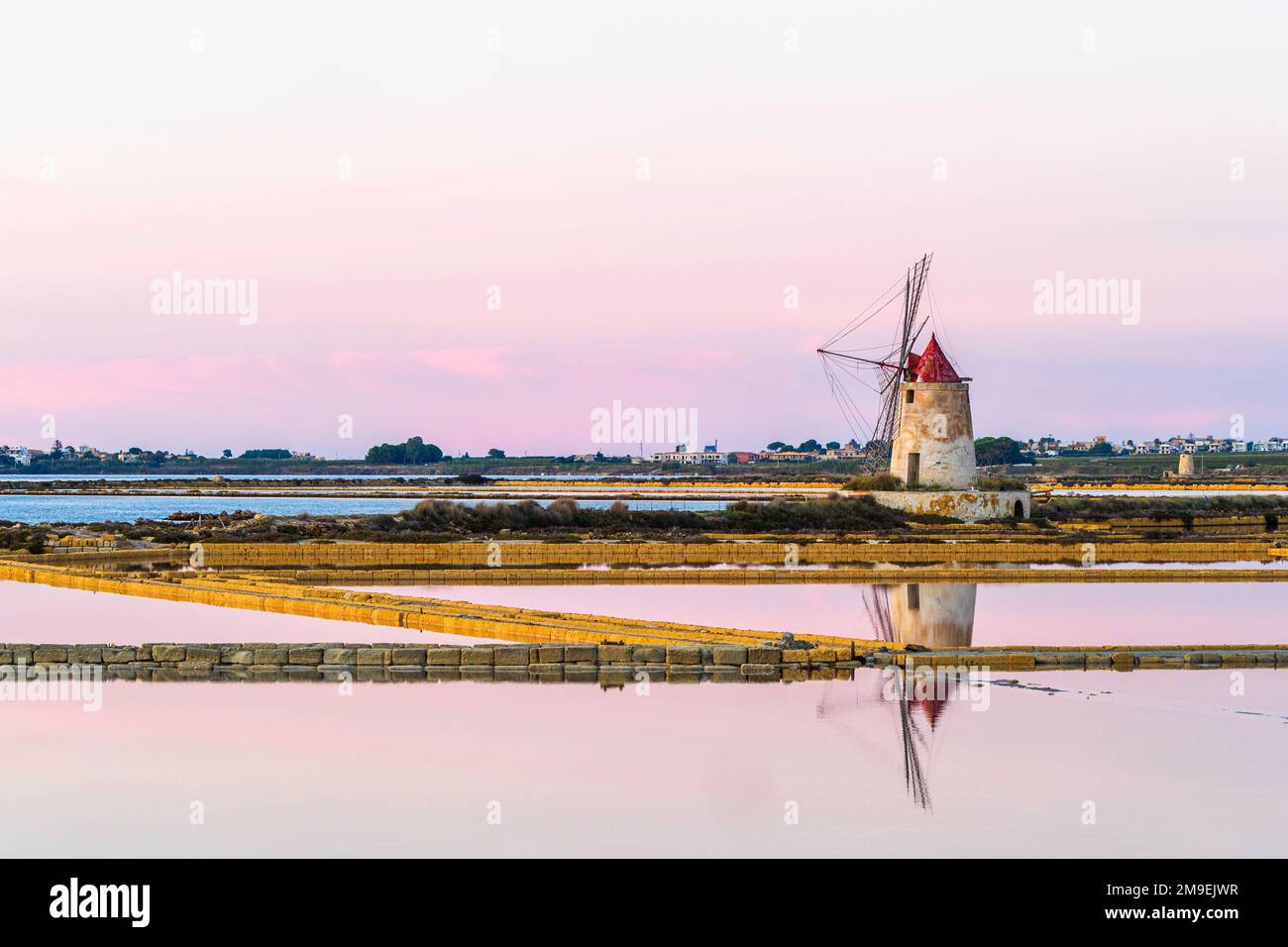 Salzwiesen im Naturschutzgebiet „Isole dello Stagnone di Marsala“ - Trapani, Sizilien, Italien Stockfoto