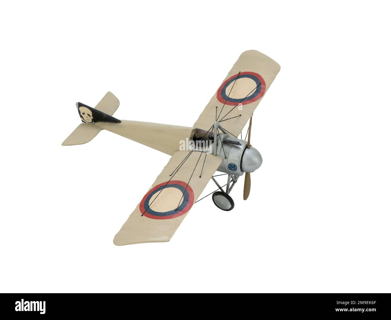 Plastikmodell des Morane Saulnier Typ I - Modifikation des berühmten französischen Kampfflugzeugs, isoliert. Militärflugzeug mit Maschinengewehr Stockfoto