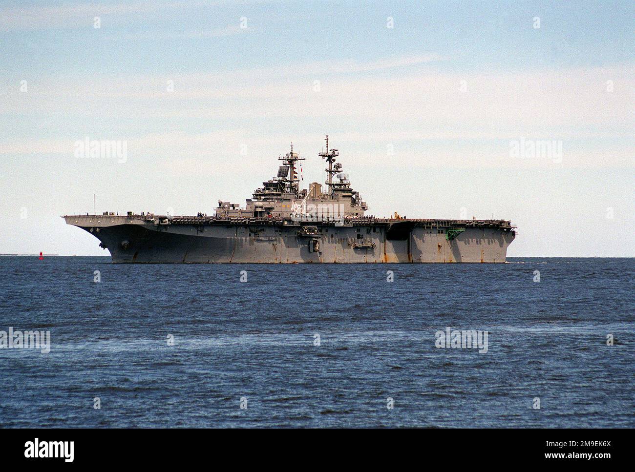 Hafenbogenansicht der Wasp-Klasse, Amphibienschiff, USS WASP (LHD 1) auf dem Weg nach Norfolk, Virginia. Das Schiff kehrt in den Hafen zurück, nachdem es auf See war, um die Auswirkungen des Hurricane Floyd entlang der Ostküste zu vermeiden. Basis: Marine Air Station, Norfolk Bundesstaat: Virginia (VA) Land: Vereinigte Staaten von Amerika (USA) Stockfoto