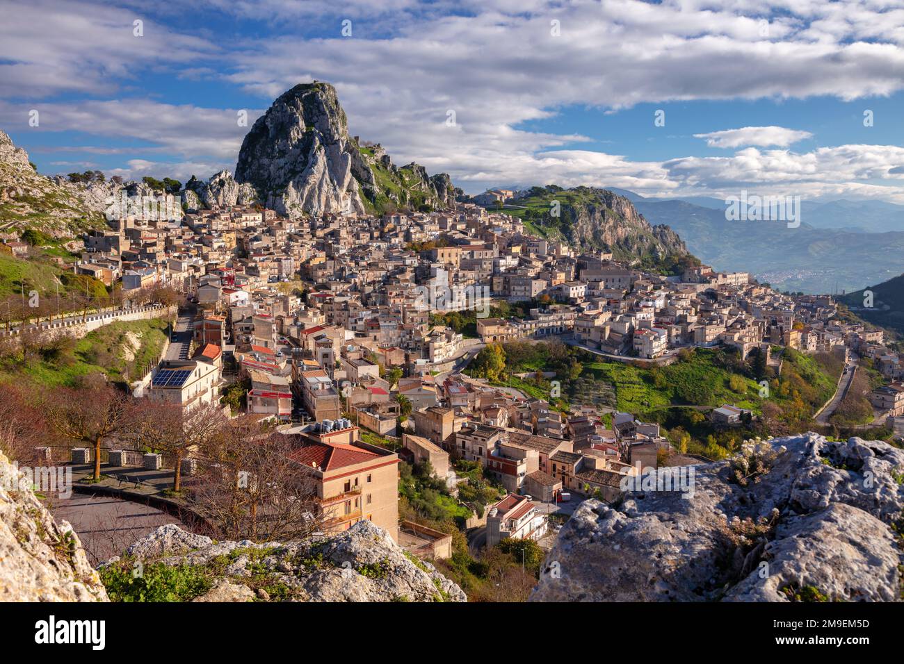 Caltabellotta, Sizilien, Italien. Unvergleichliches Stadtbild der historischen Stadt Caltabellotta in Sizilien bei Sonnenaufgang. Stockfoto
