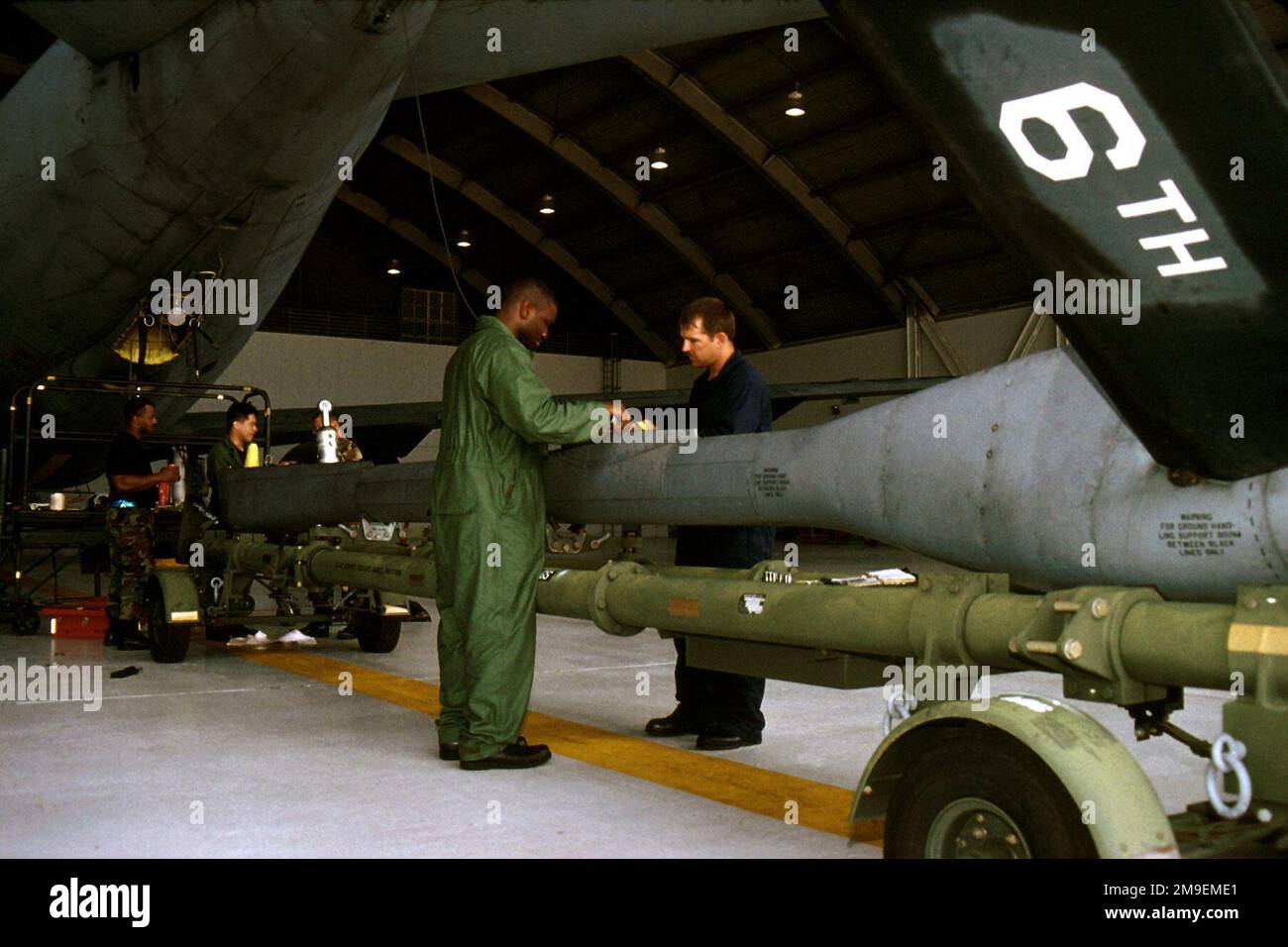 Ein MacDill Air Force Base, Florida, Wartungsteam bereitet sich darauf vor, einen Tankboom, den sie überholt haben, wieder zu einem KC-135-Tanker zu bringen. Von links nach rechts sind die US Air Force STAFF Sergeants Davis Crisp, Rick Oftedahl, Tom Kinder, der USAF SENIOR AIRMAN Nathaniel Roberson und USAF Technical Sergeant Steve Jacobs. Dieses Foto stammt aus dem Artikel des AIRMAN Magazine vom November 1999 „in the Right Place“. Basis: Luftwaffenstützpunkt MacDill Bundesstaat: Florida (FL) Land: Vereinigte Staaten von Amerika (USA) Stockfoto