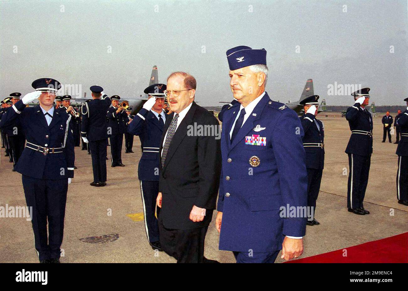 Sekretär der Luftwaffe, der ehrenwerte F. Whitten Peters und der Little Rock Luftwaffenstützpunkt Commander, Colonel Paul Fletcher, gehen am 8. Dezember 1999 durch die wartende Ehrenwache auf der Little Rock AFB-Fluglinie. Basis: Luftwaffenstützpunkt Little Rock Bundesstaat: Arkansas (AR) Land: Vereinigte Staaten von Amerika (USA) Stockfoto