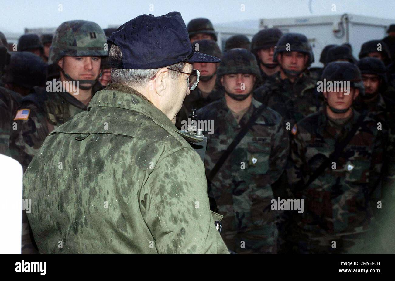 Verteidigungsminister William Perry spricht während seines Thanksgiving-Besuchs mit den US-Streitkräften während der Operation Joint Endeavor in Camp Olden, Bosnien-Herzegowina. Die Operation Joint Endeavor ist eine Friedensbemühung einer multinationalen Implementierungstruppe (IFOR), die sich aus NATO- und nicht-NATO-Streitkräften zusammensetzt und zur Unterstützung der Friedensabkommen von Dayton nach Bosnien entsandt wird. Betrifft Operation/Serie: GEMEINSAMER STÜTZPUNKT: Camp Oden Land: Bosnien und Herzegowina (BIH) Stockfoto