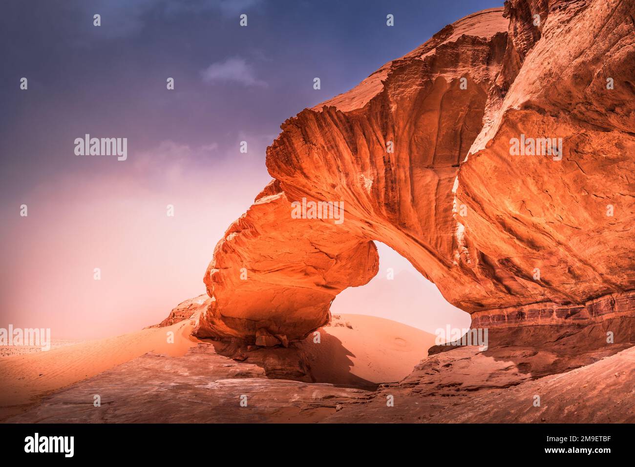 Disah, Wadi Rum, Jordan. Arabische Wüste mit der berühmten Kharaz Jebel Rock Bridge, World Wonder Valley of the Moon. Stockfoto