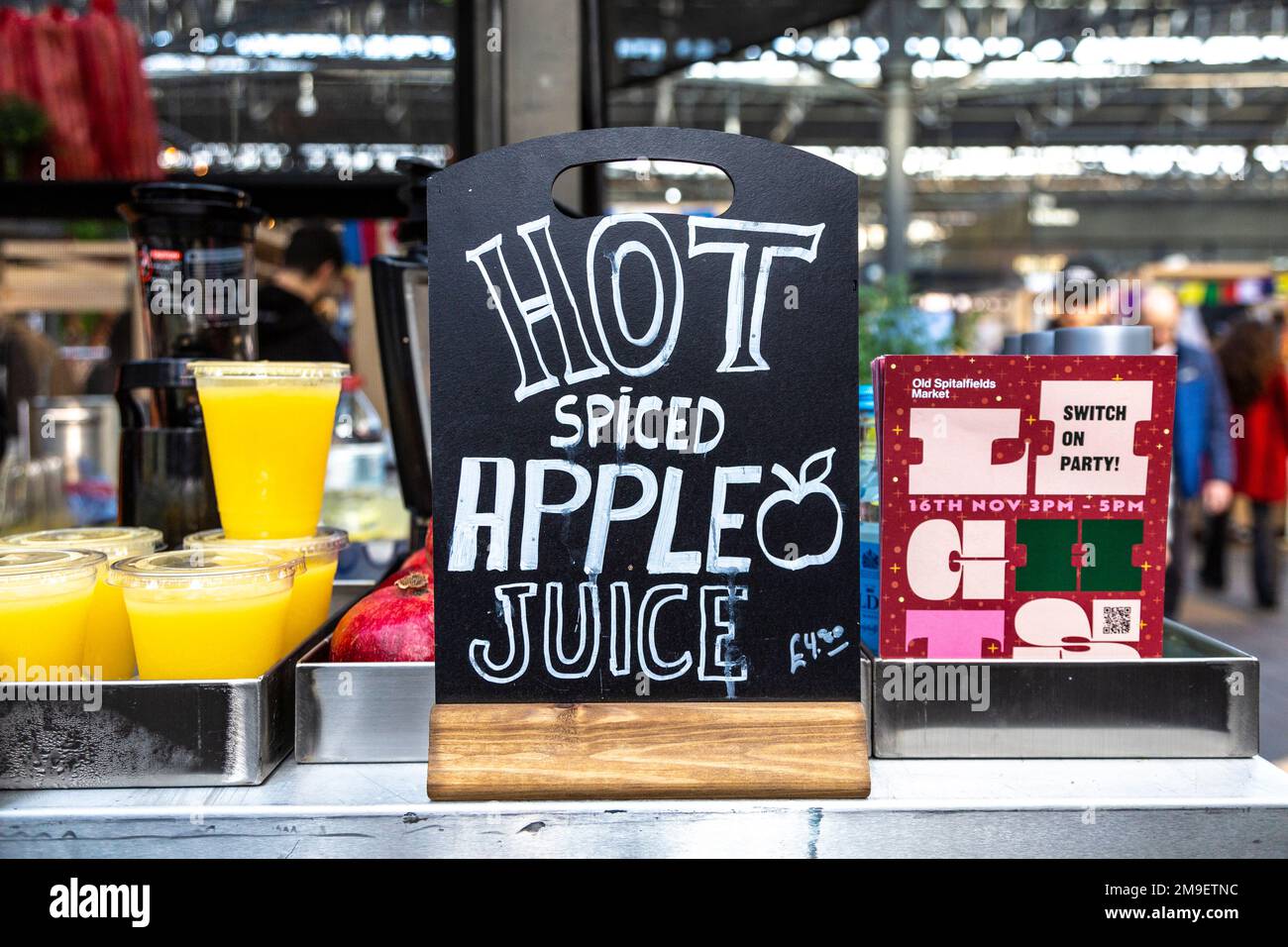 Schild „Fresh Juice Stall“ am Spitalfields Market, London, Großbritannien Stockfoto