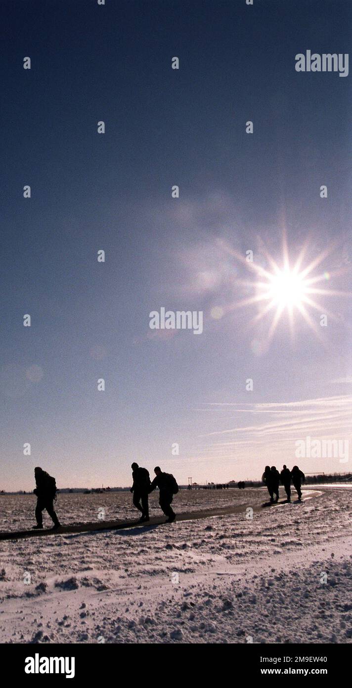 Mittelgroß. Die Mitglieder des Teams Dover wandern am 22. Januar 2000 auf der luftwaffe von Dover über die schneebedeckte Basis im 436. marsch der Sicherheitskräfte, bei dem die koreanischen Kriegsveteranen auf der Luftwaffenstützpunkt Dover in Delaware geehrt werden. Mittelgroß. Die Mitglieder des Teams Dover wandern am 22. Januar 2000 auf der luftwaffe von Dover über die schneebedeckte Basis im 436. marsch der Sicherheitskräfte, bei dem die koreanischen Kriegsveteranen auf der Luftwaffenstützpunkt Dover in Delaware geehrt werden. Stockfoto