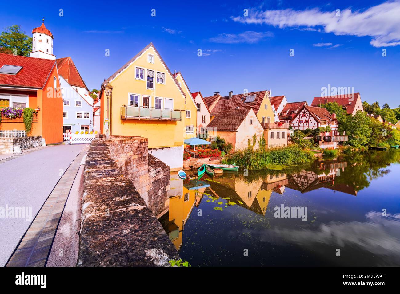 Harburg, Deutschland. Blick auf den Sonnenaufgang mit einem kleinen, charmanten Dorf und dem Fluss Wornitz, romantischer Straße, malerischer Route, historischem Schwäbien. Stockfoto
