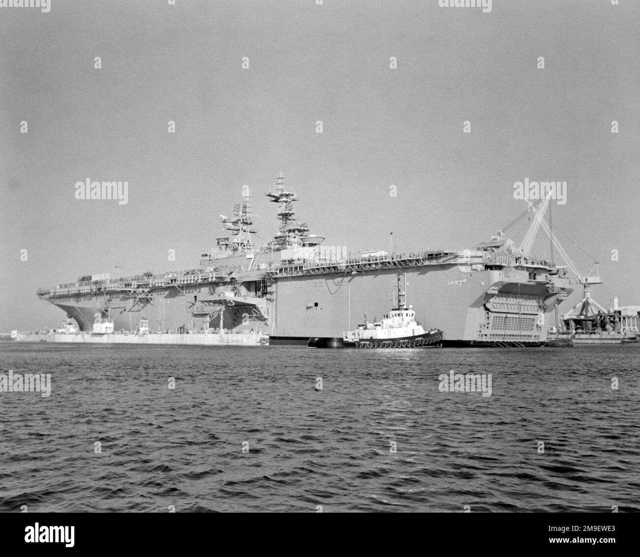 Hafenansicht des Amphibienschiffs USS IWO JIMA (Linkslenker 7) über Wasser. Basis: Pascagoula Bundesstaat: Mississippi (MS) Land: Vereinigte Staaten von Amerika (USA) Stockfoto