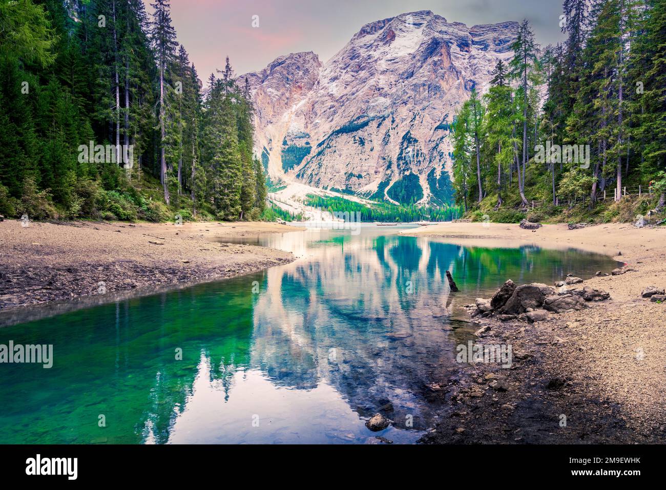 Lago di Prags, Italien. Spektakulärer romantischer Ort mit typischen Holzbooten auf dem Bergsee Prags, Dolomiten, Südtirol. Stockfoto