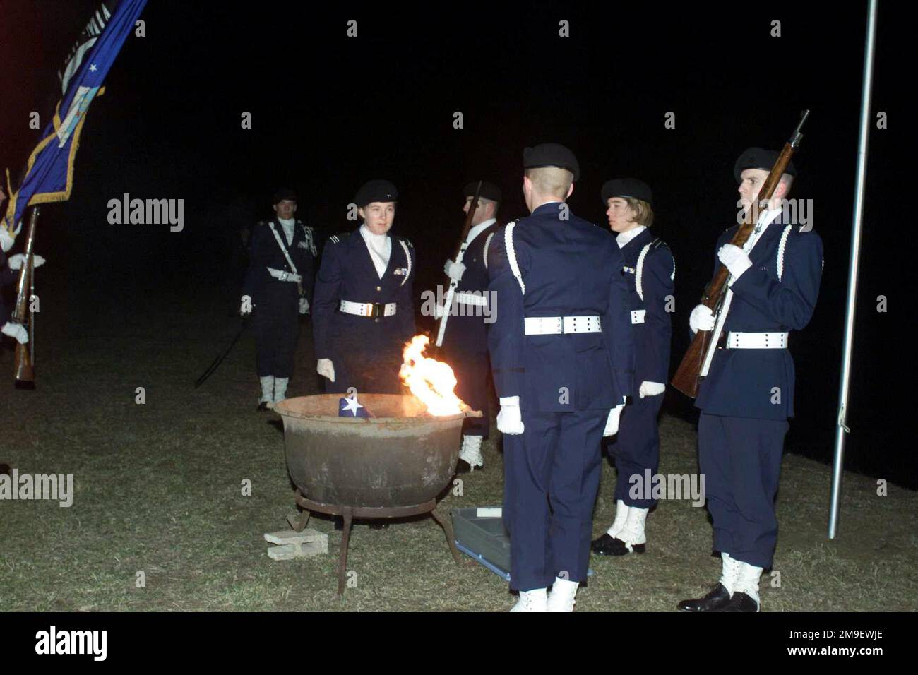 Nachtaufnahme, mittlere Aufnahme, Mitglieder des Air Force Reserve Officer Training Corps, Einheit 207 von St. Louis University veranstaltet eine Zeremonie zum Fahnenbrennen in Scott Lake, Scott Air Force Base, Illinois. Die Zeremonie wurde durchgeführt, um unbrauchbare amerikanische Flaggen zu zerstören. Stützpunkt: Luftwaffenstützpunkt Scott Bundesstaat: Illinois (IL) Land: Vereinigte Staaten von Amerika (USA) Stockfoto