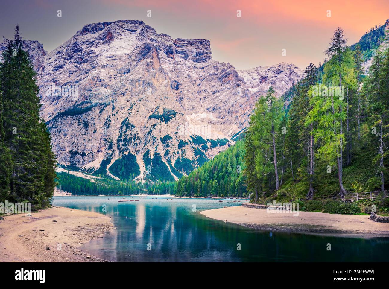 Lago di Prags, Italien. Spektakulärer romantischer Ort mit typischen Holzbooten auf dem Bergsee Prags, Dolomiten, Südtirol. Stockfoto