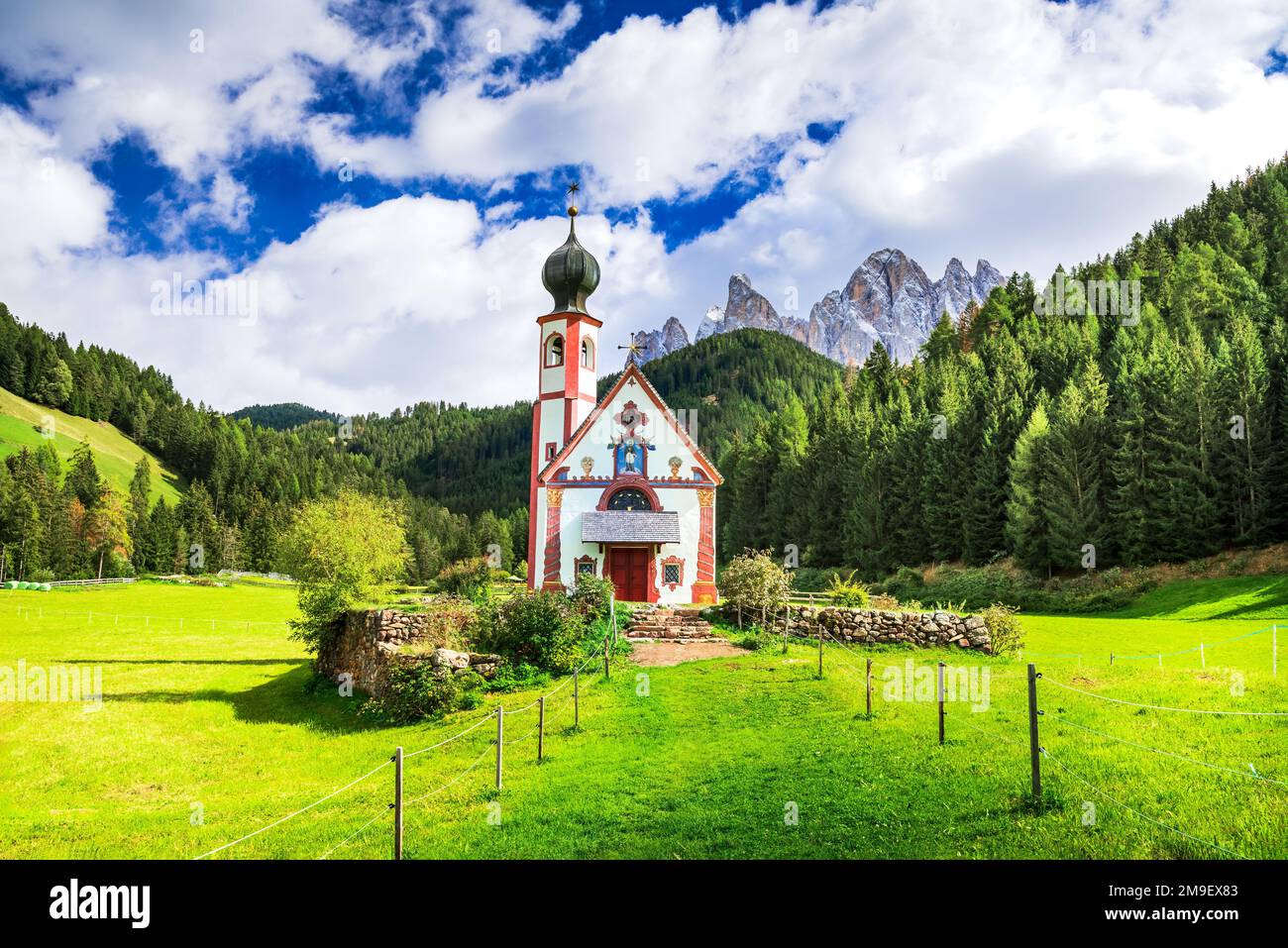 Val di Funes, Italien - wunderschönes St. Johannes Kirche mit idyllischen Dolomitenbergen Odle Ridge in Südtirol. Italienische Alpen, sonnige Tagesreise. Stockfoto