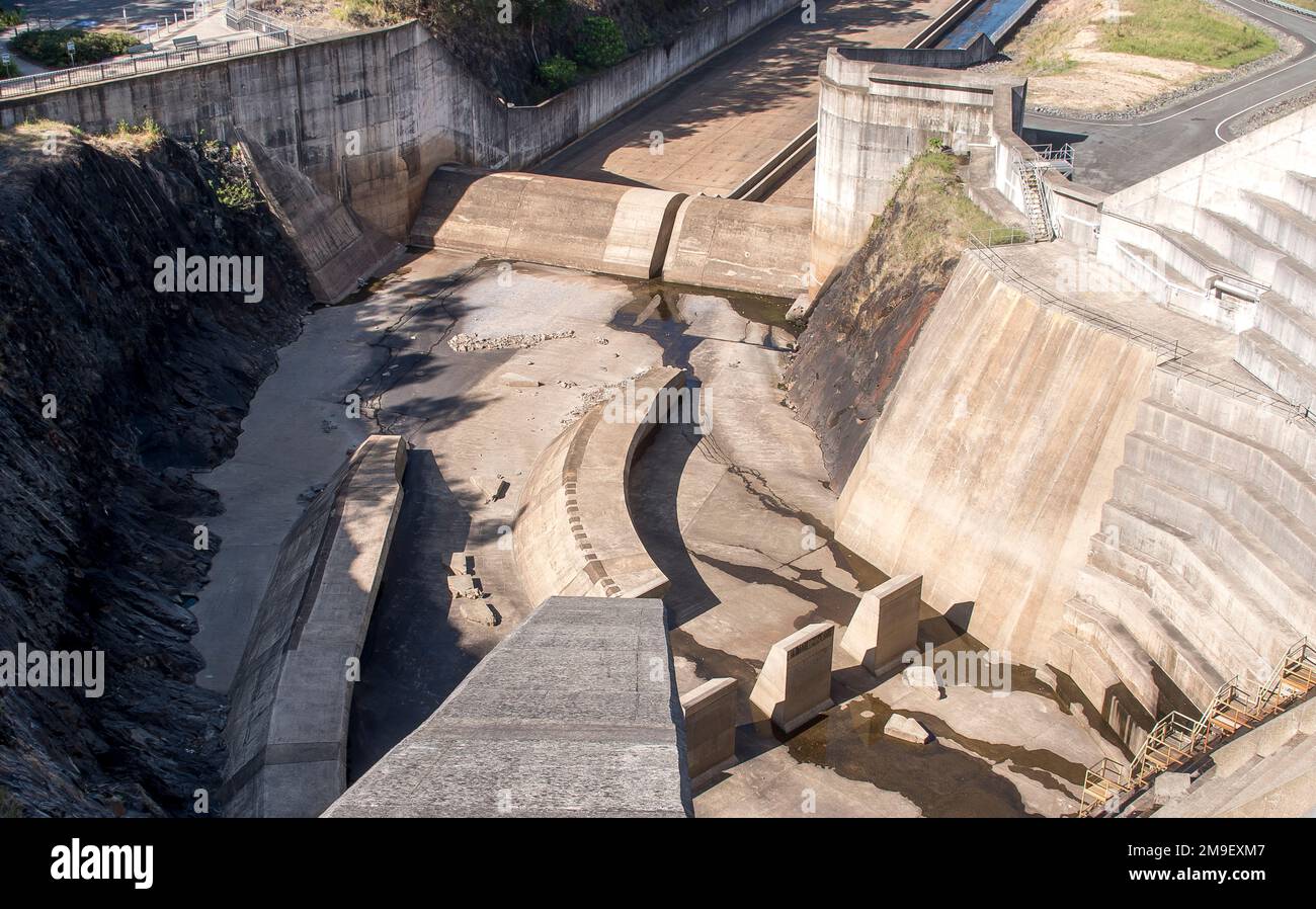 Betongestufte Auslaufstelle des Hinze-Staudamms in Advancetown, SE Queensland, Australien. Hochwasserschutz für Trinkwassereinzugsgebiet, Reservoir. Stockfoto