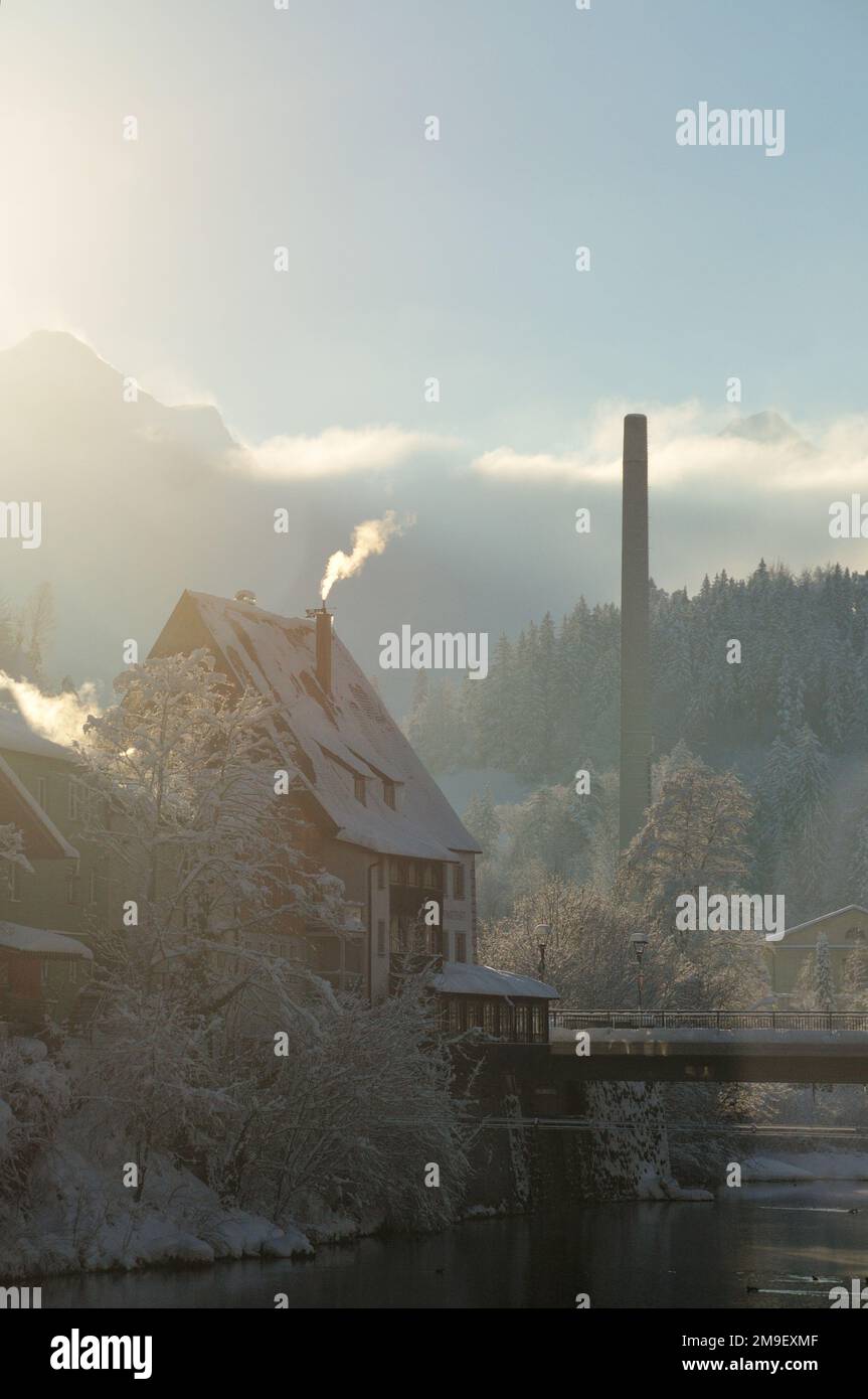Verschneite, kalte Szene in einem Industrievorort Stockfoto