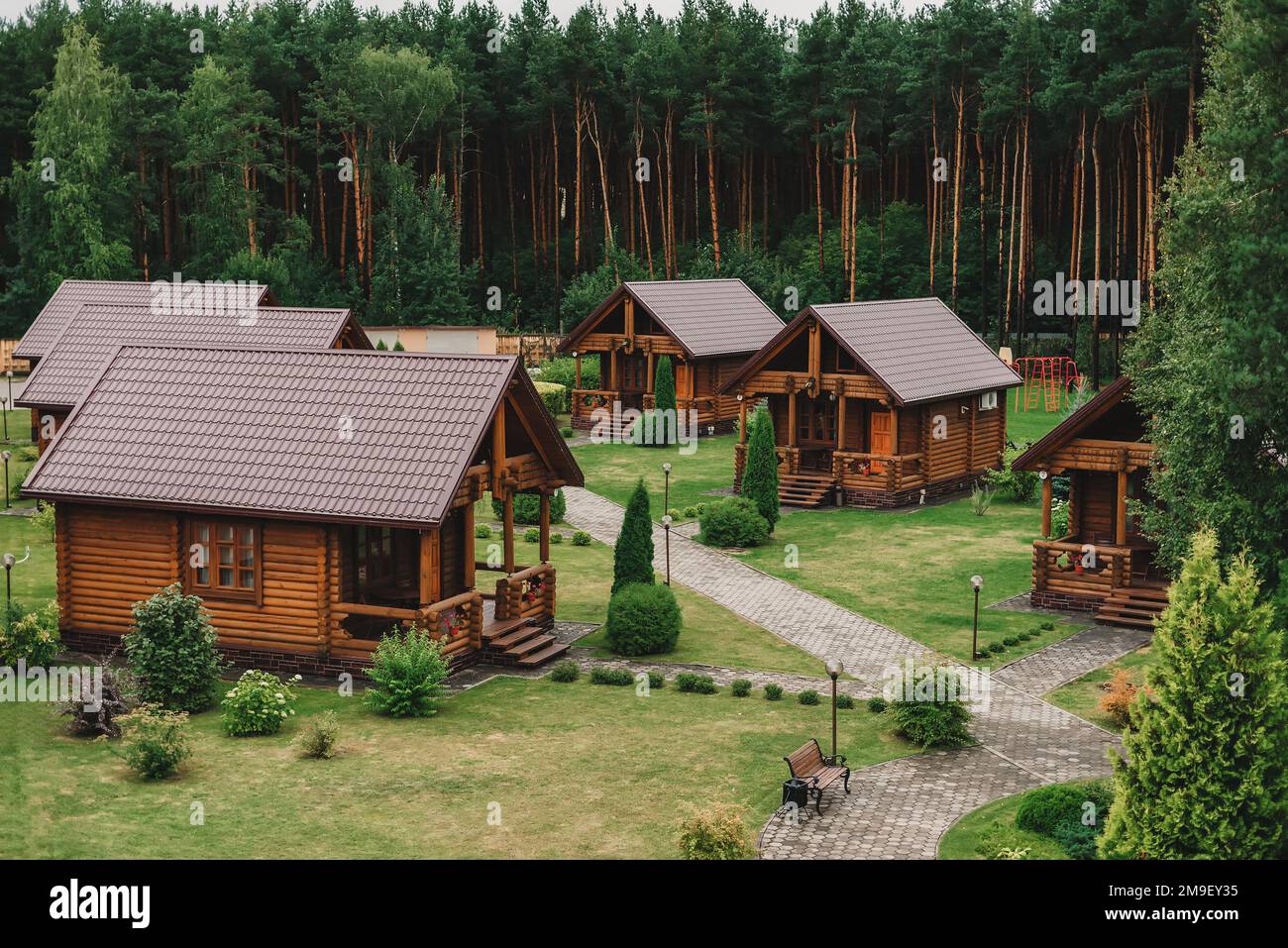 Moderne Öko-Häuser aus Holz im Hotel in der Nähe des Pinienwaldes Stockfoto
