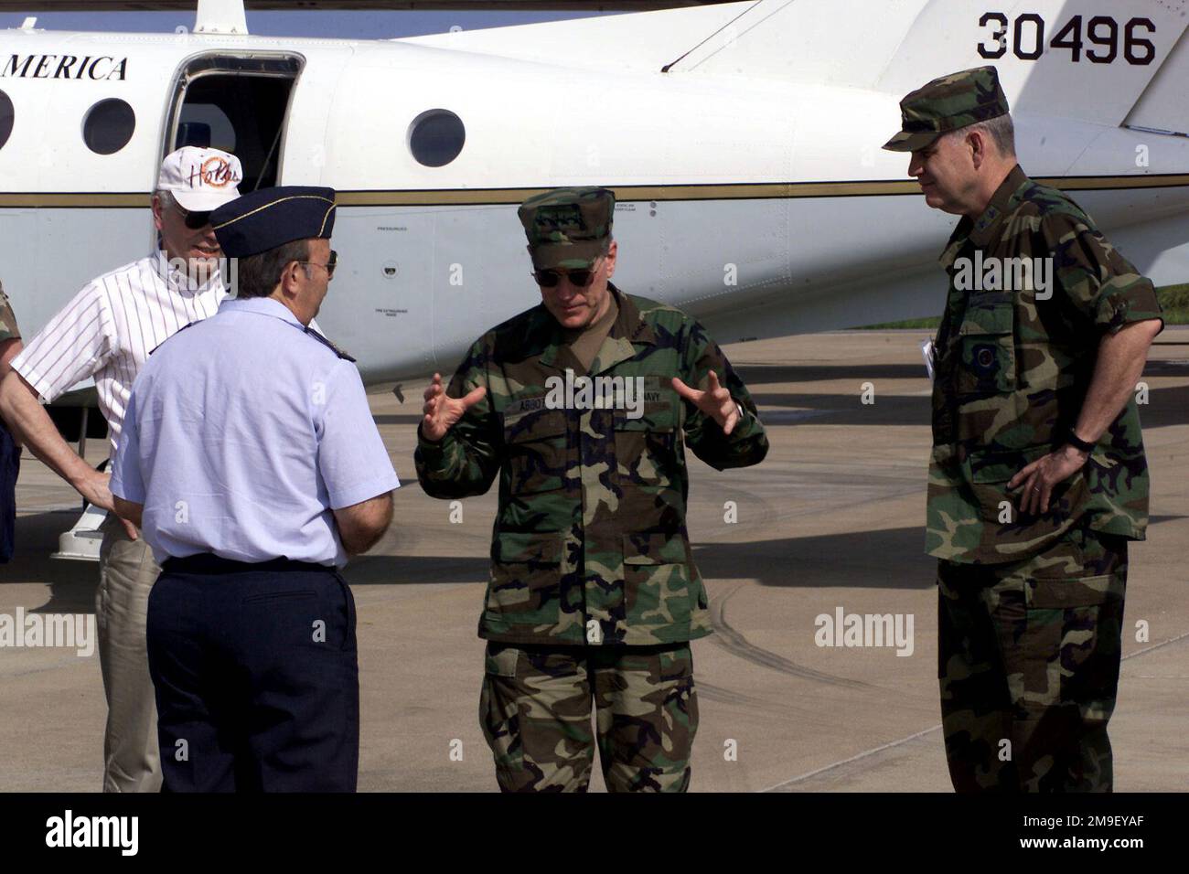 Mittlere Nahaufnahme. Admiral Steve Abbott, Stellvertretender Befehlshaber des OBERBEFEHLSHABERS der USA Das europäische Kommando unterhält sich mit Brigadegeneral Chris Eksteen, dem Befehlshaber der Luftwaffenbasis Hoedspruit (Südafrika), und Generalmajor Joe Werhle, dem 3. Luftwaffenführer und dem Befehlshaber der Joint Task Force Atlas Response Commander. Der Admiral kam an und nahm an der Gedenkfeier für DEN FLUGZEUGTRÄGER Costas Teil, der hier in Südafrika auf tragische Weise starb, als Operation Atlas Response, eine humantiarische Hilfsmission im südlichen Afrika, zu Ende ging. Einsatzgebiet/Serie: EINSATZBASIS ATLAS: Luftwaffenstützpunkt Hoedspruit Land: Südafrika (ZAF) Stockfoto